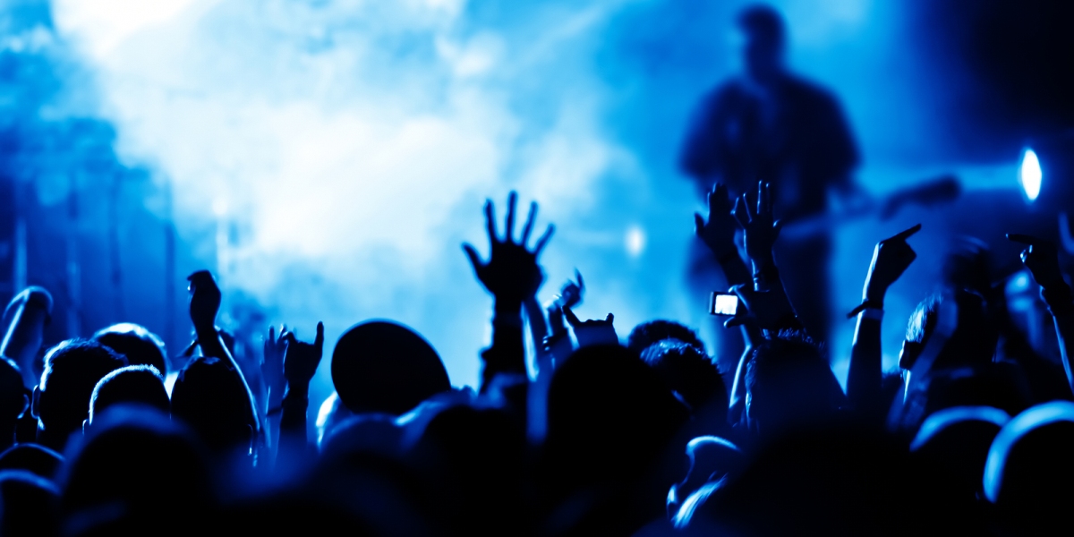 Une foule portant des écouteur devant une scène de concert silencieux